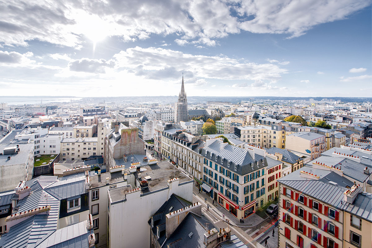 Vue aérienne du centre de ville jusqu'à la rade de Brest © Mathieu Le Gall