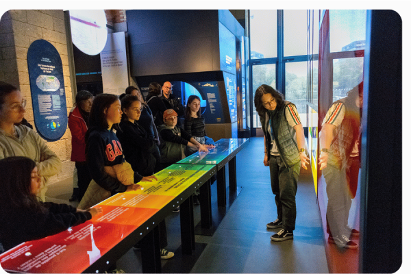 Les visites guidées au 70.8, le Musée pour l'Océan. Crédit photo : Anna Guillerm. Programme des animations de l'été 2026.