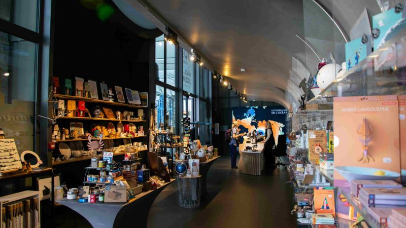 Boutique du musée de l'océan 70.8 aux Ateliers des Capucins à Brest. Idées cadeaux pour la fête des mères et des pères 2026.
