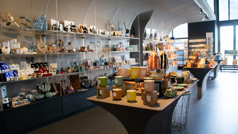 Boutique du musée de l'océan 70.8 aux Ateliers des Capucins à Brest. Idées cadeaux pour la fête des mères et des pères 2026.